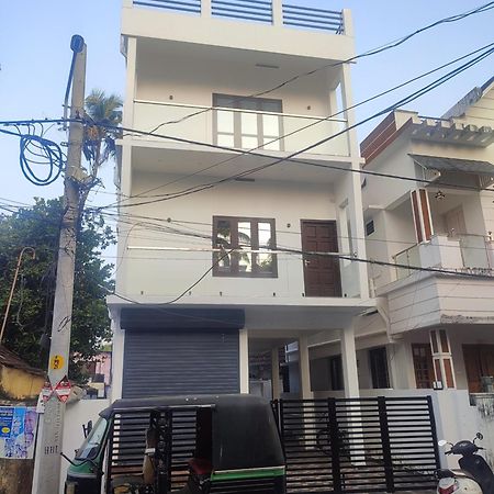 Alam Homestay Kochi Bagian luar foto